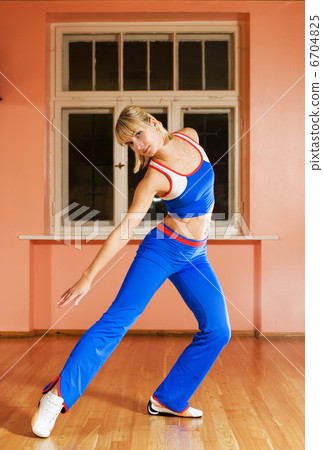 Modern dance trainer 6704825