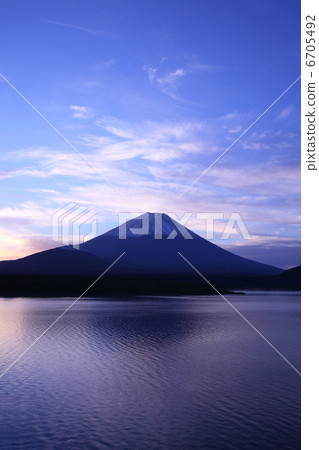 富士山和本栖湖的黎明 6705492
