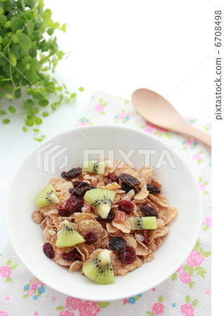 嚴肅地供應早餐 嚴肅地供應早餐 6708498