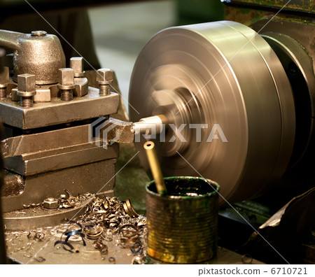 Turning lathe in the workshop Turning lathe in the workshop 6710721