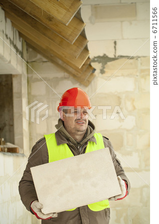 在新的大廈附近的具體塊和建造者 6711566