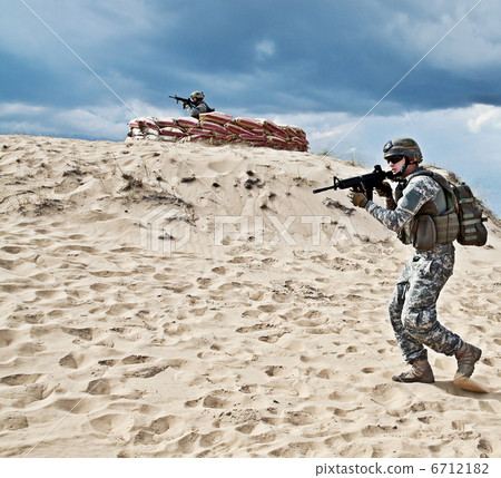 Two soldiers 6712182
