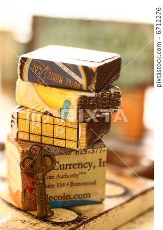 Handmade miscellaneous goods and antique keys 6712276
