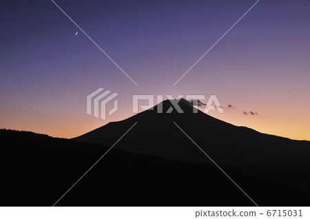 Crescent moon and Fuji 6715031