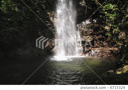 瀑布 6715329