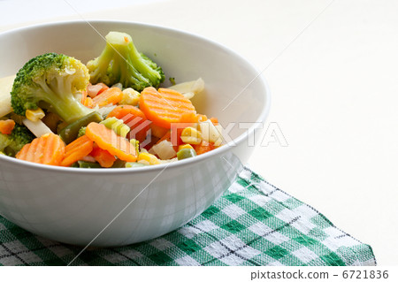 Fried vegetables on the plate Fried vegetables on the plate 6721836