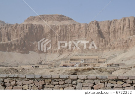 女王Hatshepsut葬禮在金字塔形的El Krun山舉行 6722232