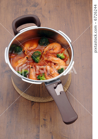 蝦和西紅柿燉煮的食物在壓力鍋 蝦和西紅柿燉煮的食物在壓力鍋 6726244