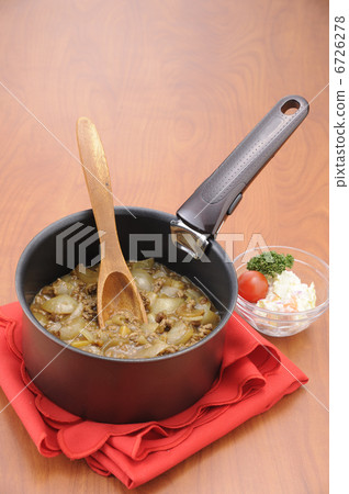 用平底鍋做的肉和罐 6726278