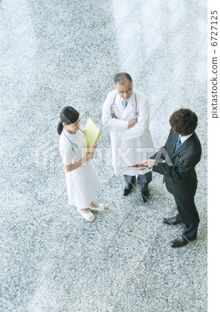 Doctors and nurses talking to MR Doctors and nurses talking to MR 6727125