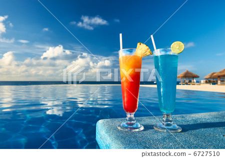 Cocktails near swimming pool Cocktails near swimming pool 6727510