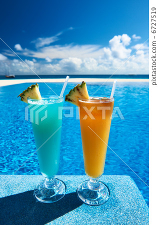 Cocktails near swimming pool Cocktails near swimming pool 6727519