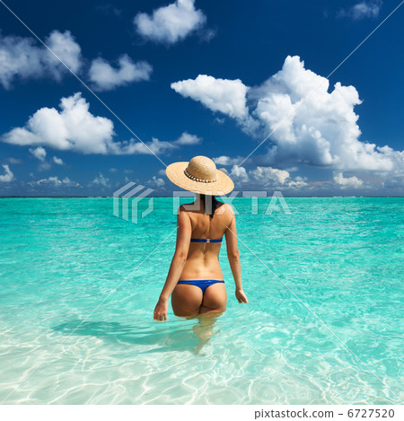 Woman at beach 6727520