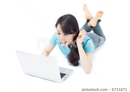 Woman using a laptop 6733871