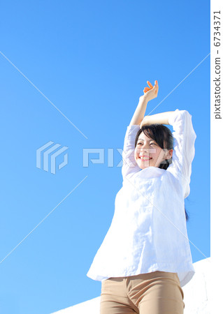 藍天和女性 6734371