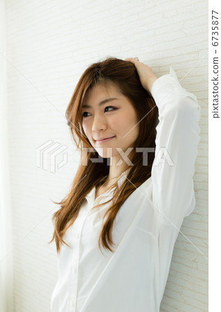 Relaxing woman 6735877