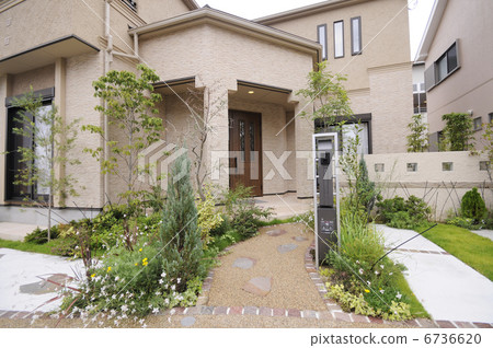 Front door approach Front door approach 6736620