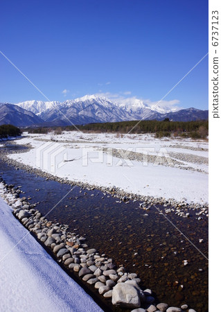 高瀨河和北阿爾卑斯山 高瀨河和北阿爾卑斯山 6737123
