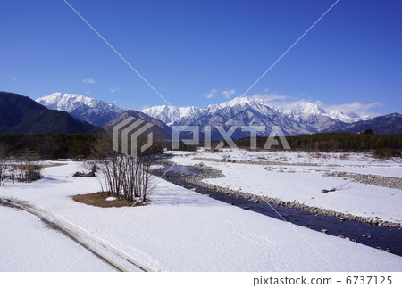 高瀨河和北阿爾卑斯山 高瀨河和北阿爾卑斯山 6737125