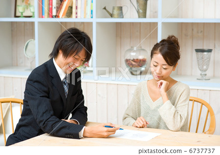一位推銷員和一位擔心的家庭主婦來解釋 一位推銷員和一位擔心的家庭主婦來解釋 6737737