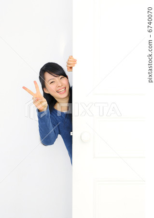 A girl who takes a face from the door (piece) A girl who takes a face from the door (piece) 6740070