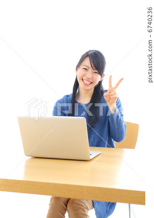 A girl using a laptop computer (piece) A girl using a laptop computer (piece) 6740236