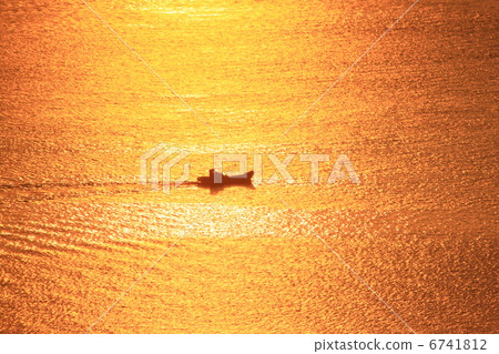 海和船在早晨太陽洗染了 6741812