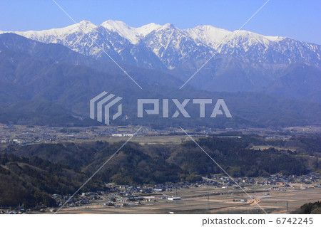 從阿爾卑斯山觀看農場 6742245