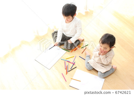 Drawing children Drawing children 6742621
