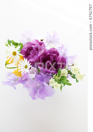 Purple tulip arrangement (vertical 1) 6742767