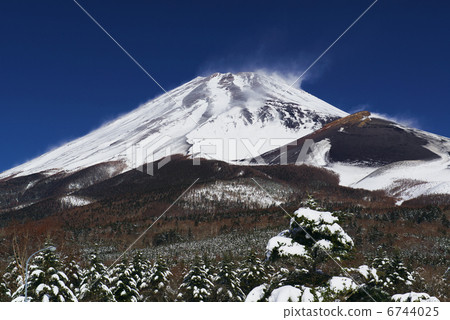Snow and Mount Fuji Snow and Mount Fuji 6744025