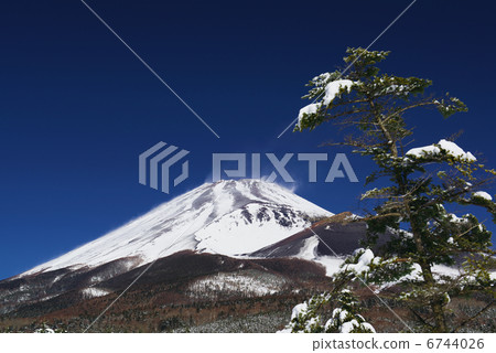 Snow and Mount Fuji 6744026