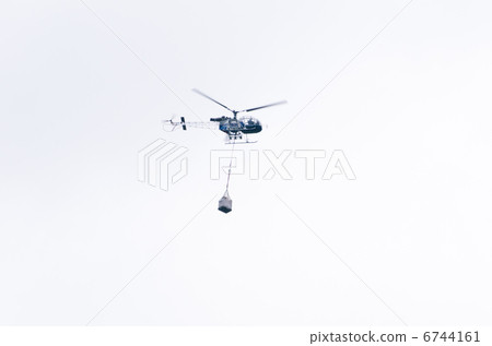 Helicopter carrying goods to the hut 6744161
