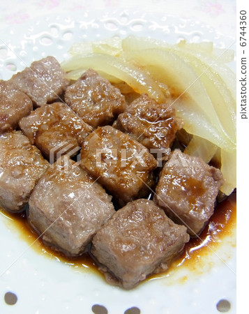 Cow dice steak 6744360