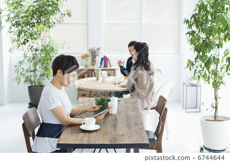 年輕夫婦和朋友 6744644