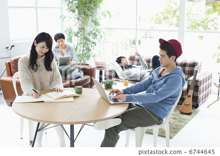 年輕夫婦和朋友 6744645