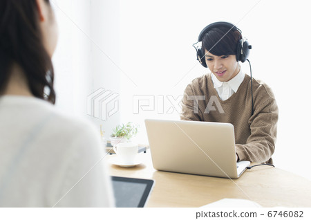 年輕夫婦和朋友 6746082