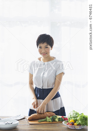 年輕夫婦和朋友 年輕夫婦和朋友 6746481