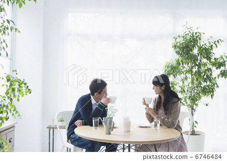 年輕夫婦和朋友 年輕夫婦和朋友 6746484