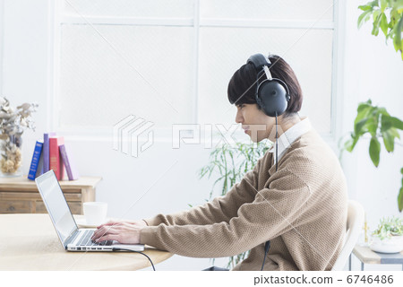 年輕夫婦和朋友 年輕夫婦和朋友 6746486