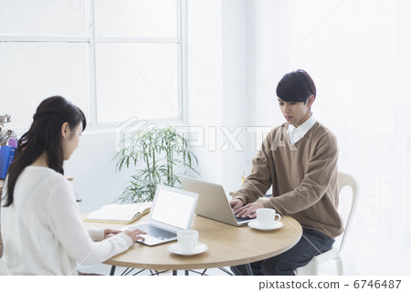 年輕夫婦和朋友 年輕夫婦和朋友 6746487