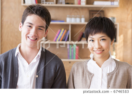 年輕夫婦和朋友 6746583