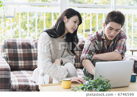 年輕夫婦和朋友 年輕夫婦和朋友 6746599