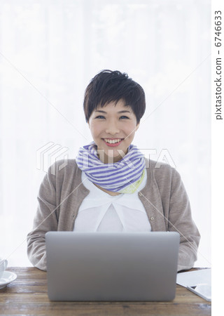 年輕夫婦和朋友 年輕夫婦和朋友 6746633