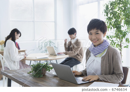 年輕夫婦和朋友 年輕夫婦和朋友 6746634