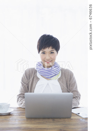 年輕夫婦和朋友 6746636