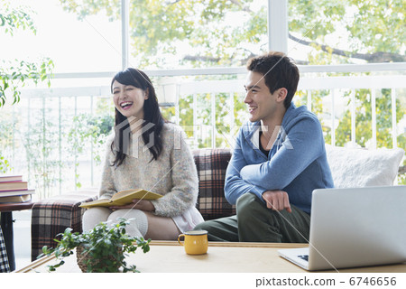 年輕夫婦和朋友 年輕夫婦和朋友 6746656