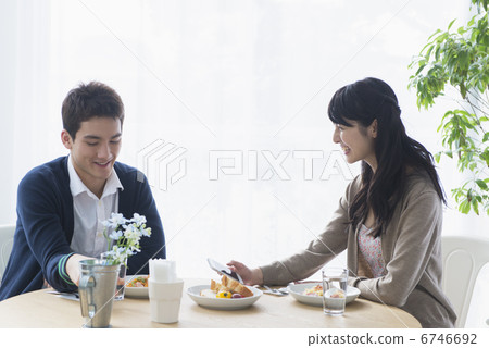 年輕夫婦和朋友 年輕夫婦和朋友 6746692