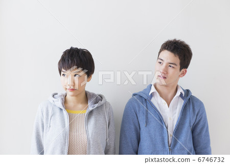 年輕夫婦和朋友 年輕夫婦和朋友 6746732
