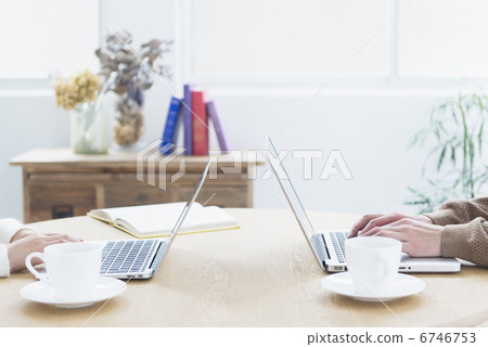 年輕夫婦和朋友 年輕夫婦和朋友 6746753